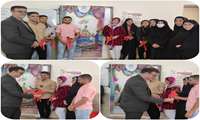 تکریم ،اهداء گل و آرزوی خوشبختی و سعادت سرپرست شبکه بهداشت ودرمان شهرستان مانه و سملقان و هیئت همراه  به  زوجین  مرکز مشاوره ازدواج شهرستان  به مناسبت هفته ملی جمعیت